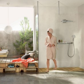 Hansgrohe_Rainmaker_Select_ShowerTabletSelect_700_Ambience_People